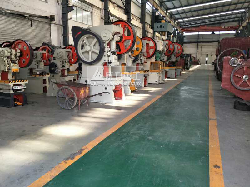 山東威力重工沖床加工車間