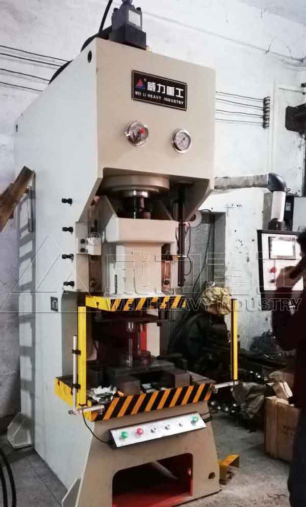 63噸伺服數(shù)控液壓沖床客戶車間使用中