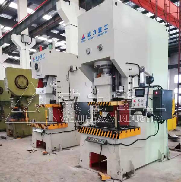 快速液壓沖床加工生產(chǎn)現(xiàn)場(chǎng)