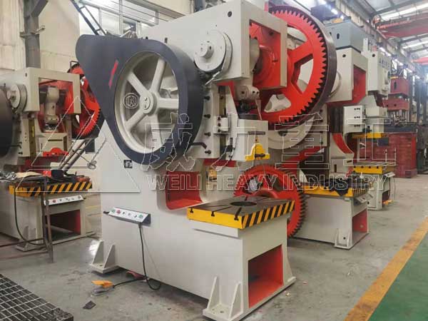 125噸機械深喉沖床生產車間