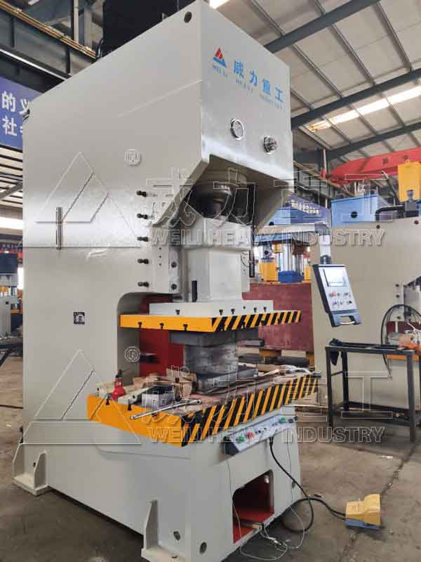 200噸油壓沖床車間調試